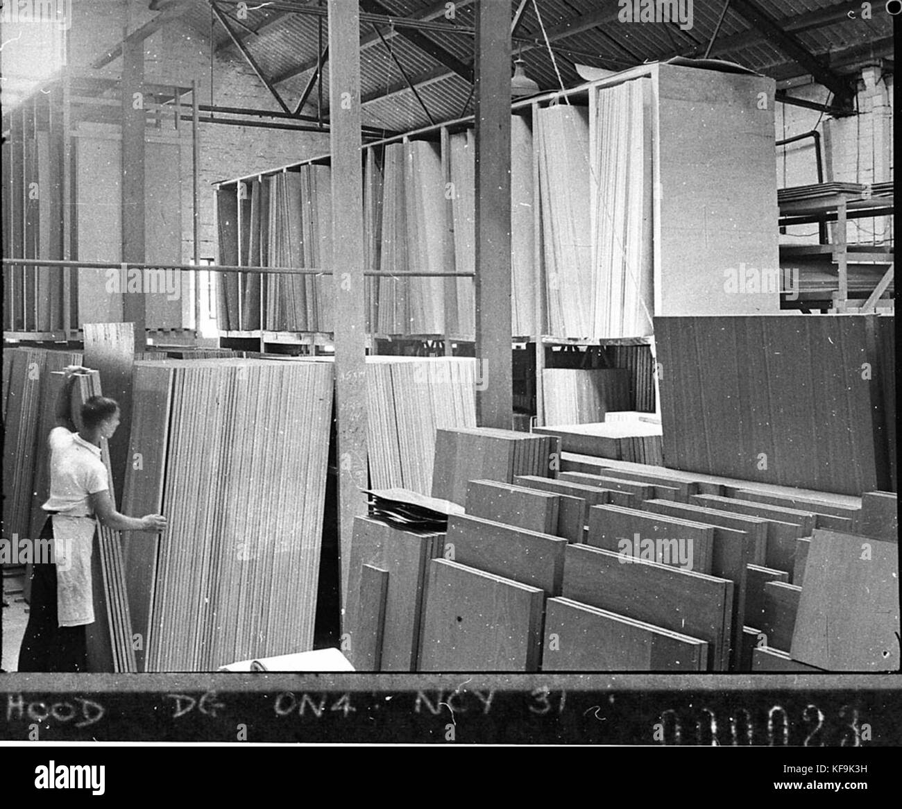 Foto, das einen Lagerraum mit fertigen Sperrholzprodukten in Frederick Rose Fabrik in Mascot zeigt, aufgenommen zur Veröffentlichung im Timber Journal. Stockfoto