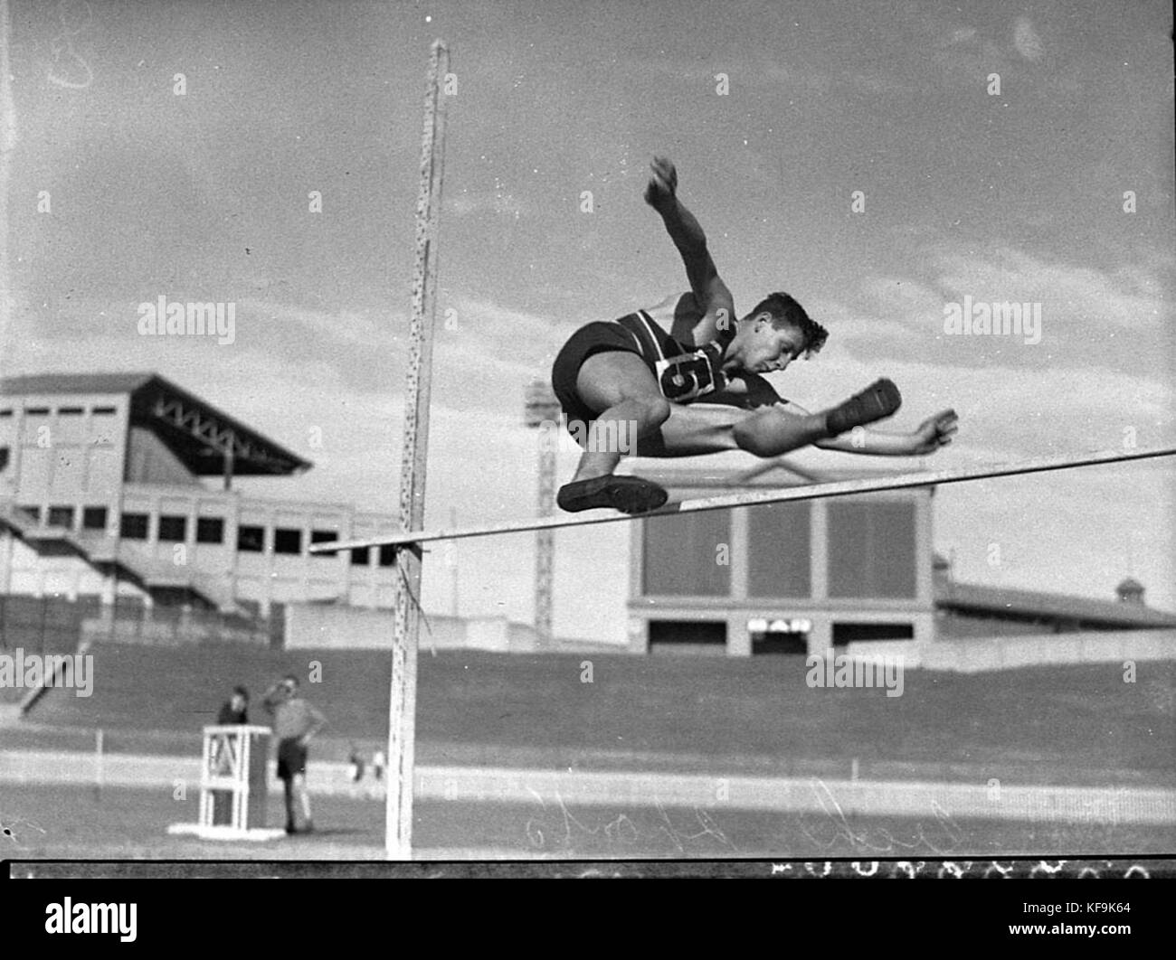 Ein Foto, das ein Sportereignis an der Sydney High oder Technical High School dokumentiert und Schüler zeigt, die an sportlichen Aktivitäten teilnehmen. Das Bild hebt die Betonung auf Sportunterricht und Schulsportkultur hervor. Stockfoto