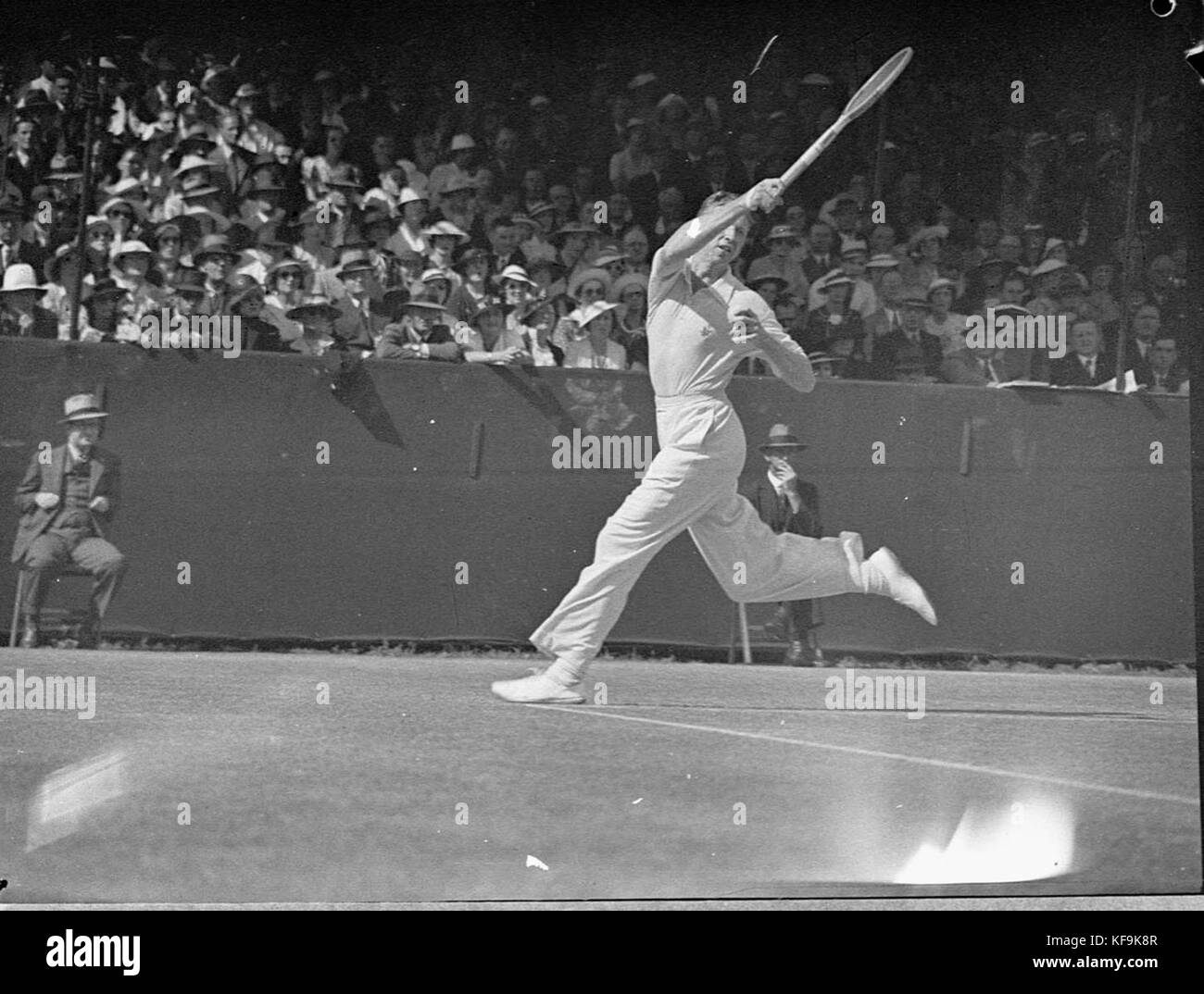 Dieses Foto zeigt ein Tennisspiel in White City, einem berühmten Veranstaltungsort für Sportveranstaltungen im London des frühen 20. Jahrhunderts. Er fängt einen Moment in der Geschichte des Tennissports ein und zeigt die Popularität und kulturelle Bedeutung des Sports in dieser Zeit. Stockfoto