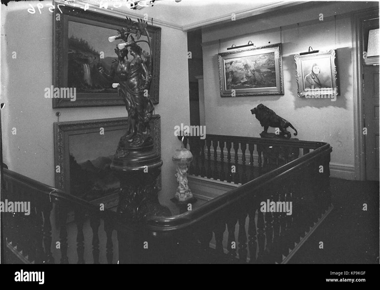 8245 oben auf der Treppe Bronzestatue der geliebten Figuren von Nymphen eine Abschweifende lion Gemälden an den Wänden ein Berg Wasserfall ein Picknick und eine Aviator in Danmark home Der WJ Smith zwischen 19271936 Stockfoto