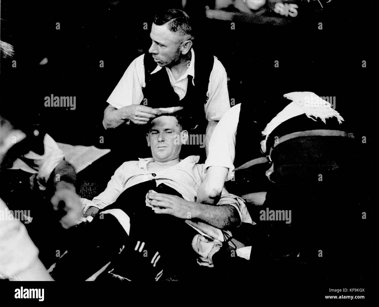 43202 Straßenbahn Krankenwagen Wettbewerb behandelt einen Patienten Stockfoto