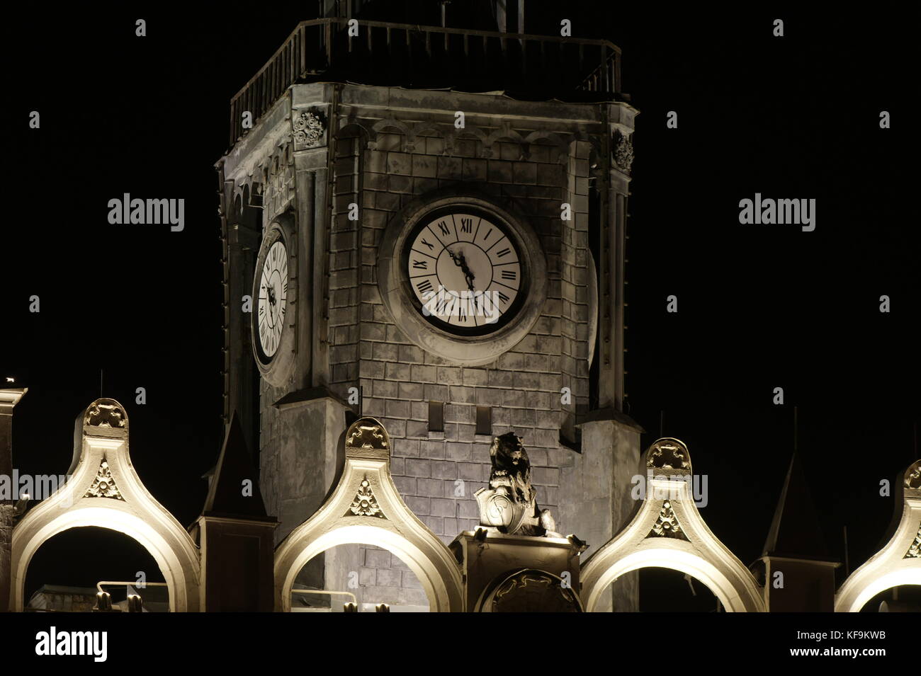 Von unten beleuchtet, die Uhr sah sehr beeindruckend. Stockfoto