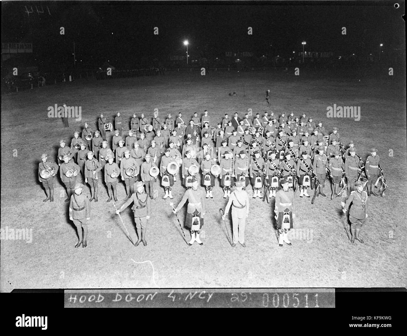 52436 Victoria Kaserne magnesium Taschenlampe Foto von einem kombinierten Armee und Scottish Highland Masse Leitung und Brass Band proben für die Sesquicentenary feiern Stockfoto