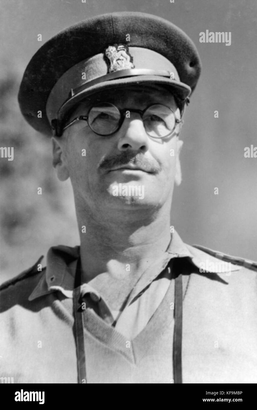 Brigadier R.J.H. Risson DSO, OBE, Chief Engineer, 2. australischen Corp, beobachten eine militärische Demonstration in Atherton Tablelands, QLD, 1943 Stockfoto