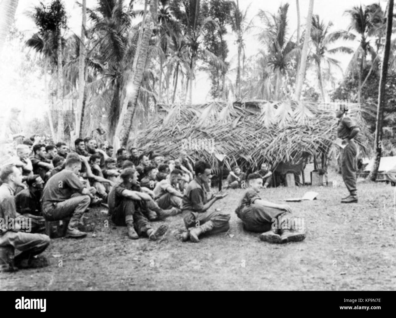 AWM 018819 Australian Education Officer Vortrag Maprik 1945 Stockfoto