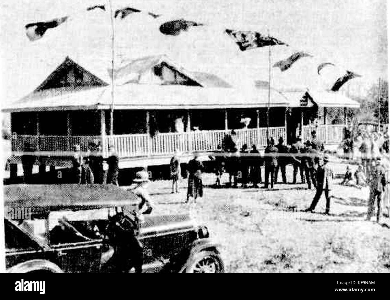 Das Crohamhurst Observatory in Queensland, Australien, ist an seinem Eröffnungstag im Jahr 1935 dokumentiert. Diese historische Fotografie erfasst die Anfänge des Observatoriums und unterstreicht seine Bedeutung für die astronomische Forschung und Beobachtung. Stockfoto