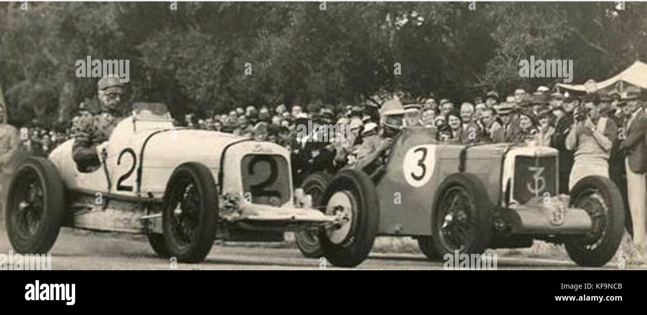 Dieses Bild zeigt ein Day Special Event, bei dem die Wagen Reg Nutt und MG K3 Magnette gezeigt werden, die von Colin Dunne gefahren werden. Sie unterstreicht das einzigartige Design und die Leistung dieser Oldtimer. Stockfoto