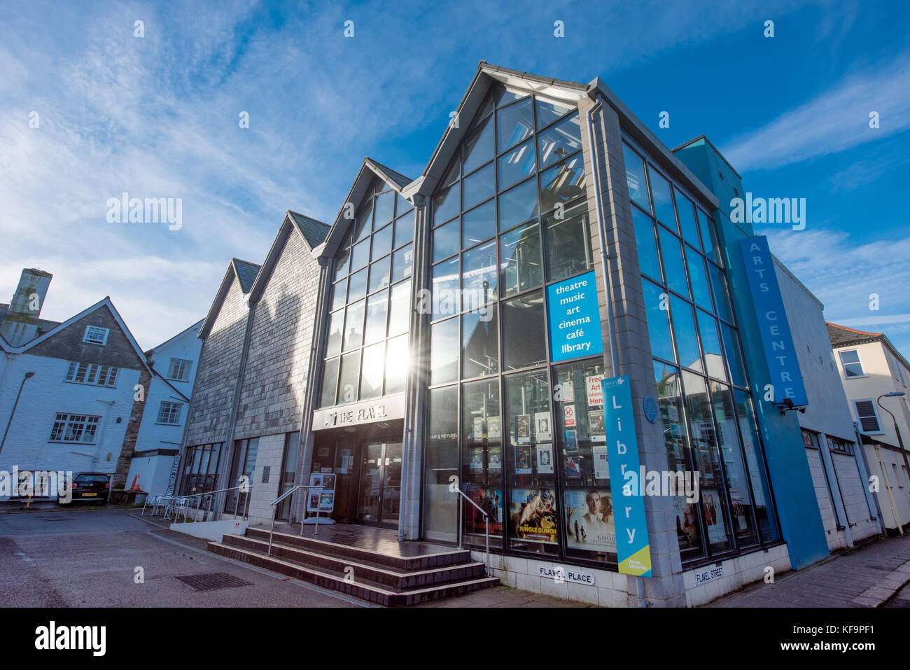Street View der Flavel in Dartmouth, Devon, Großbritannien, eine Arts Center, Kino, Theater, Ausstellungen und ein Cafe im beliebten Urlaubsort Stockfoto