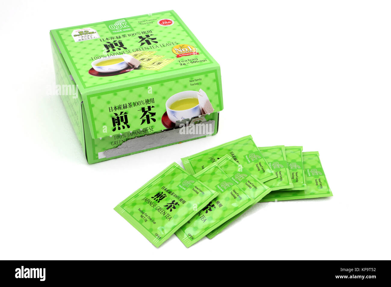 Ein Feld der Japanischen grünen Blätter in Teebeuteln und versiegelte Umschläge Stockfoto