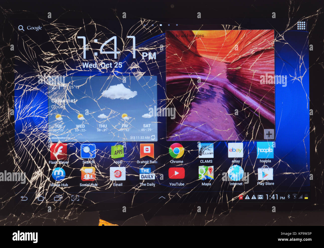 Tablet von Samsung mit zersprungenem Glas Bildschirm aus auf den Boden herunterfallen Stockfoto