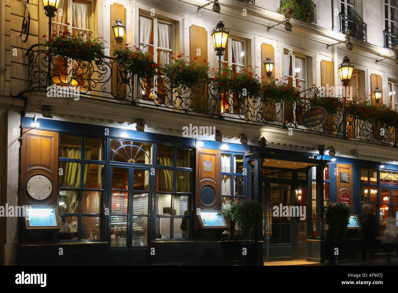 Das historische Cafe Procope bei Nacht, Paris, Frankreich. Stockfoto