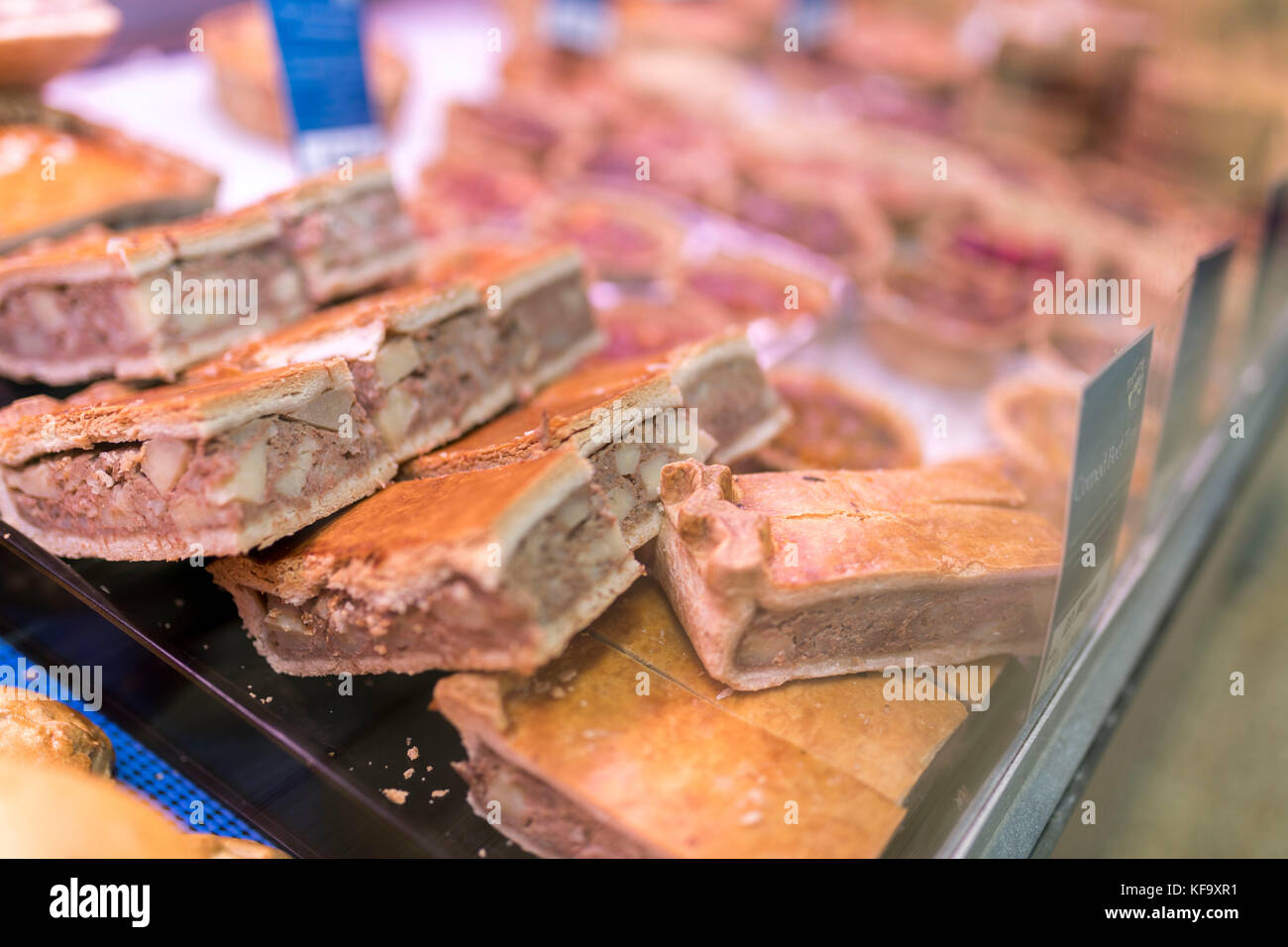 Corned Beef und Kartoffel fach Bake pasties mit mürbteig Gebäck auf einem Metzger in Yorkshire, England, UK Abschaltdruck Stockfoto