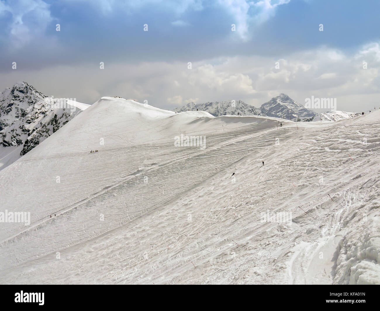 Gruppe von Touristen klettern Gipfel der Hohen Tatra im Winter Stockfoto