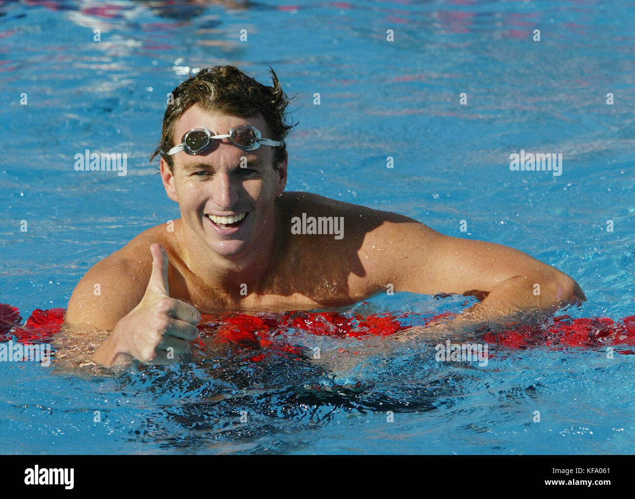 Der US-Schwimmer Aaron Peirsol gibt die Daumen hoch, nachdem er am Freitag, den 9. Juli 2004, den 100-Meter-Rückschlag der Herren bei den US-Olympischen Schwimmversuchen in Long Beach, Kalifornien, gewonnen hat. Peirsol gewann in einer Zeit von 53,64 Sekunden. Foto von Francis Specker Stockfoto