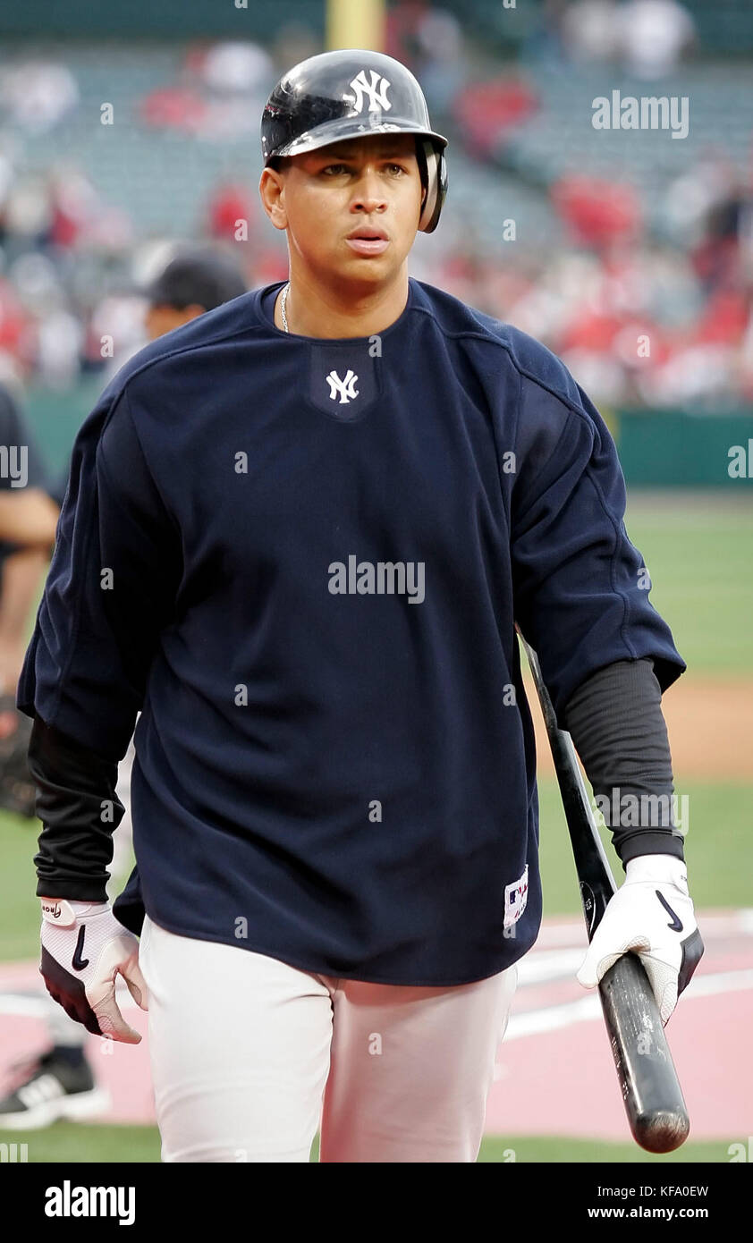 New York Yankees' Alex Rodriguez geht zurück zu dem Dugout nach schlagende Praxis, bevor sein Spiel gegen die Los Angeles Angels in Anaheim, Calif. am Freitag, 7. April 2006. Foto von Francis Specker Stockfoto