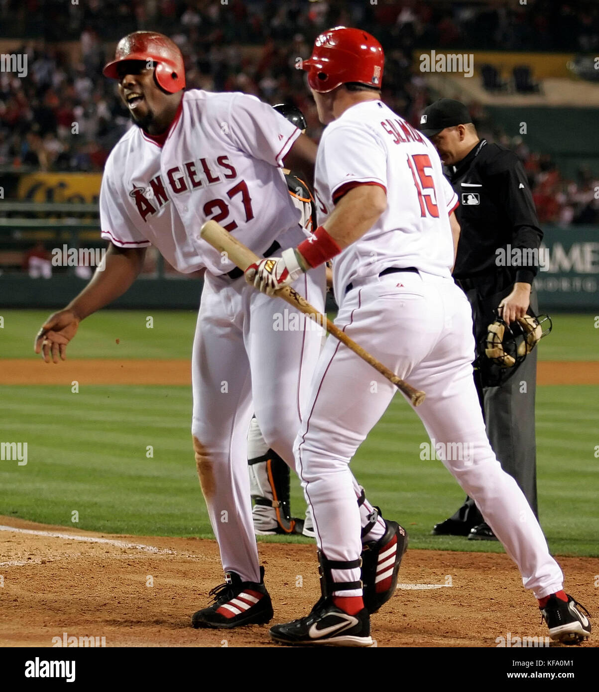 Der Vladimir Guerrero von Los Angeles Angels, Left, wird zu Hause von Teamkollege Tim Salmon begrüßt, nachdem er am Freitag, den 26. Mai 2006, bei einem Heimspiel gegen die Baltimore Orioles im achten Inning eines Baseballspiels in Anaheim, Kalifornien, ein Tor geschossen hat. Die Engel gewannen 5:2. Foto: Francis Specker Stockfoto