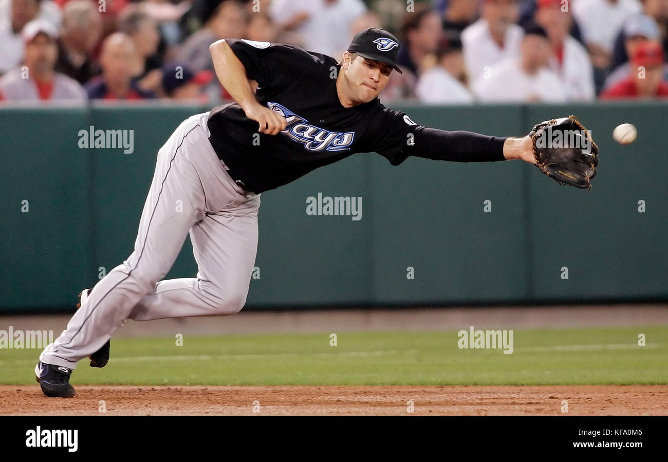 Toronto Blue Jays der dritte Baseman Troy Glaus versucht, einen Ball von Los Angeles Angels Mike Napoli zu fangen, der am Donnerstag, den 18. Mai 2006, im dritten Inning eines Baseballspiels in Anaheim, Kalifornien, für einen Base Hit ins Außenfeld ging. Foto: Francis Specker Stockfoto