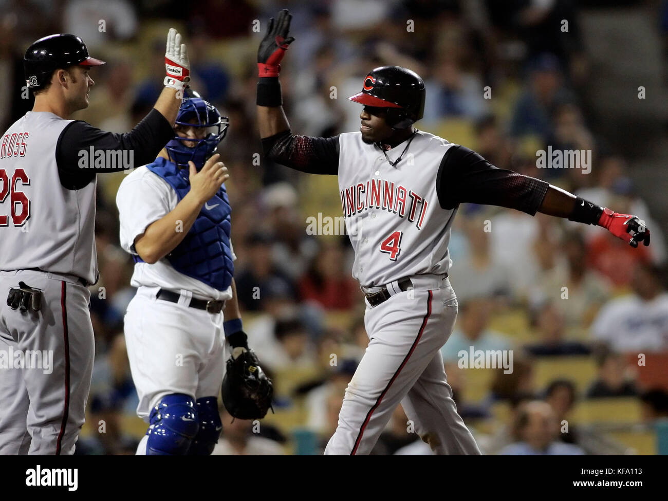 Cincinnati Reds' Brandon Phillips, richtig, wird zu Hause von Teamkollege David Ross gratuliert, nachdem er am Montag, den 28. August 2006, im achten Inning eines Baseballspiels in Los Angeles einen zweistufigen Homer von Los Angeles Dodgers Pitcher Brett Tomko geschlagen hat. Foto: Francis Specker Stockfoto