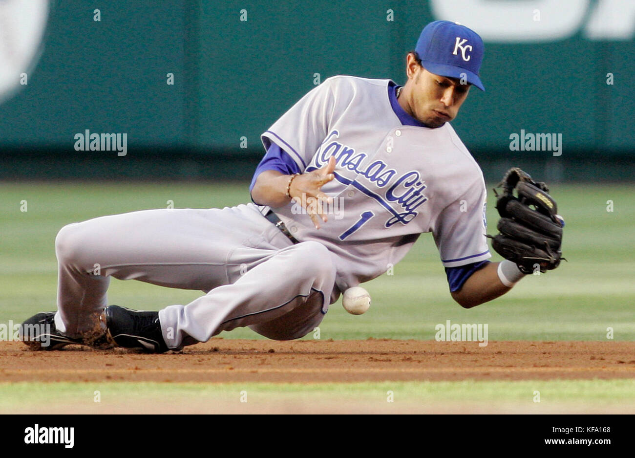 Der Shortstop der Kansas City Royals, Tony Pena, versucht am Dienstag, den 26. Juni 2007, einen Infield-Hit von Orlando Cabrera, Los Angeles Angels, im ersten Inning eines Baseballspiels in Anaheim, Kalifornien, zu erreichen. Foto von Francis Specker Stockfoto