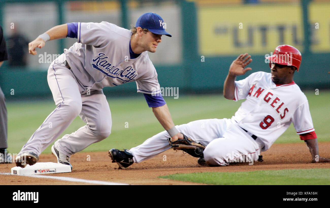 Los Angeles Angels' Chone Figgins, richtig, wird von Alex Gordon, dem dritten Baseman der Kansas City Royals, als er versuchte, die dritte Base im ersten Inning eines Baseballspiels in Anaheim, Kalifornien, am Dienstag, den 26. Juni 2007 zu stehlen. Foto: Francis Specker Stockfoto