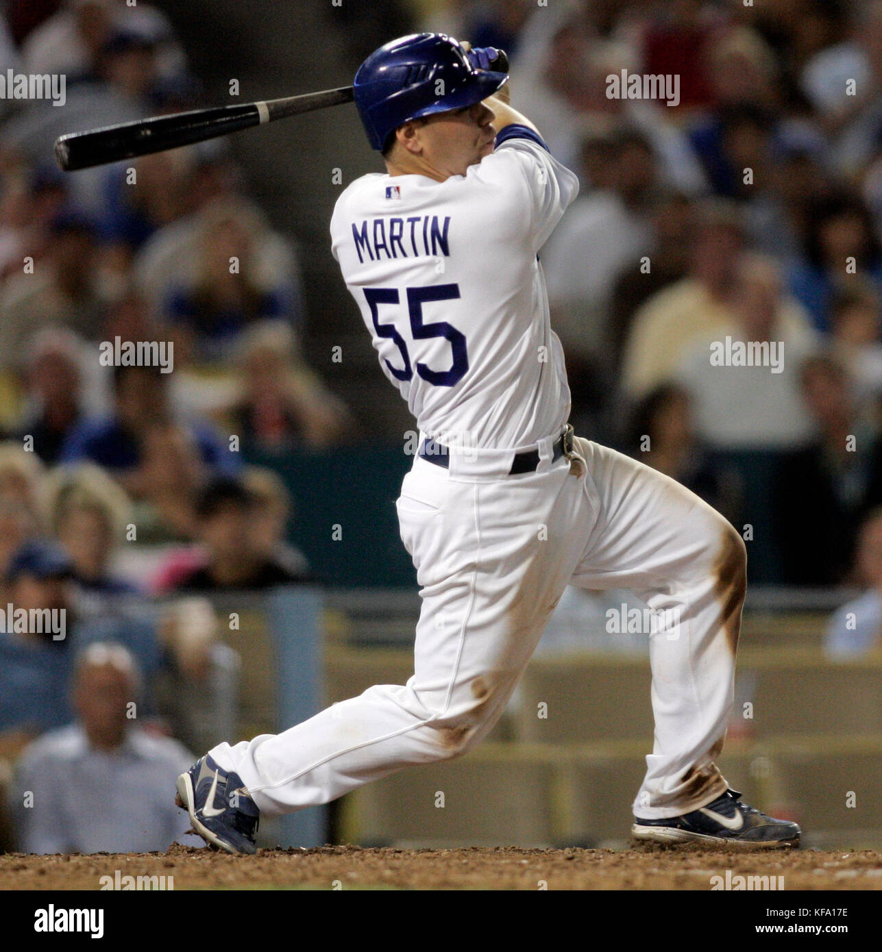 Russell Martin von Los Angeles Dodgers trifft eine RBI-Single aus dem Atlanta Braves Pitcher Tyler Yates, die am Montag, den 2. Juli 2007, Juan Pierre beim siebten Inning eines Baseballspiels in Los Angeles erzielte. Foto von Francis Specker Stockfoto