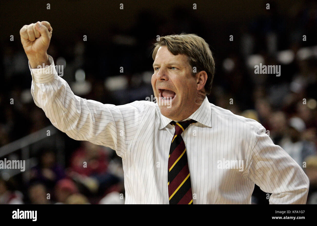 Southern California Head Coach Tim Floyd leitet sein Team gegen Staat Washington in der ersten Jahreshälfte einen Men's College Basketball Spiel in Los Angeles am Donnerstag, jan. 10, 2008. Foto von Francis specker Stockfoto