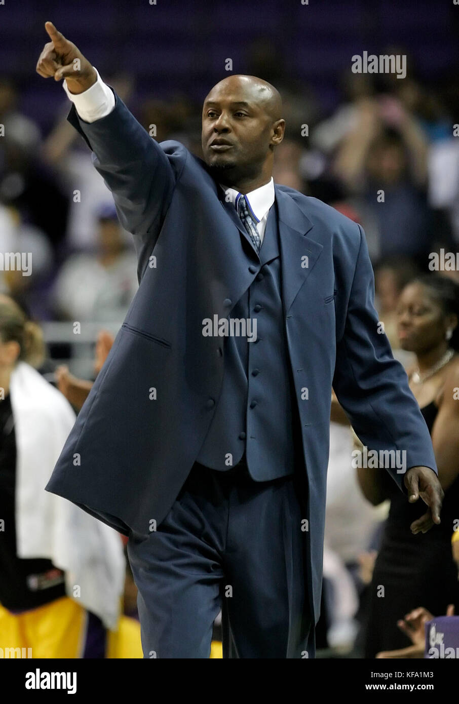 Der Interimstrainer Joe Bryant von Los Angeles Sparks richtet sein Team am Dienstag, 16. August 2005, gegen die Sacramento Monarchs in der ersten Halbzeit in Los Angeles aus. Bryant ersetzt Henry Bibby, der gefeuert wurde. Foto von Francis Specker Stockfoto