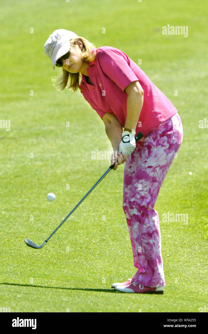 Unterhaltungs-Reporterin Mary Hart spielt den Ball beim Kraft Nabisco Celebrity Pro am Golf Turnier im Mission Hills Country Club in Rancho Mirage, Kalifornien am Dienstag, 22. März 2004. Foto von Francis Specker Stockfoto