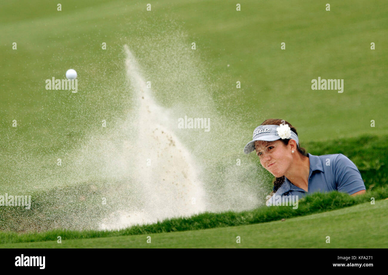 Die kanadische LPGA-Spielerin Isabelle Beisiegel trifft am Dienstag, den 19. Oktober 2004, am dritten Loch eines Qualifikationsturniers der PGA Tour auf dem Greg Norman Course im PGA West in La Quinta, Kalifornien, aus einem Bunker. Foto von Francis Specker Stockfoto