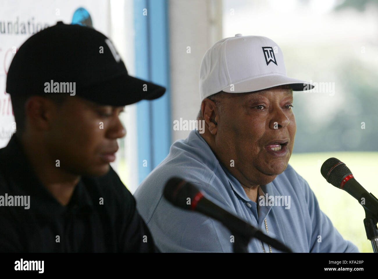 Tiger Woods mit seinem Vater, Earl Woods, in seinem vorgeschlagenen Tiger Woods Learning Center in Anaheim, Kalifornien am 28. August 2004. Foto: Francis Specker Stockfoto