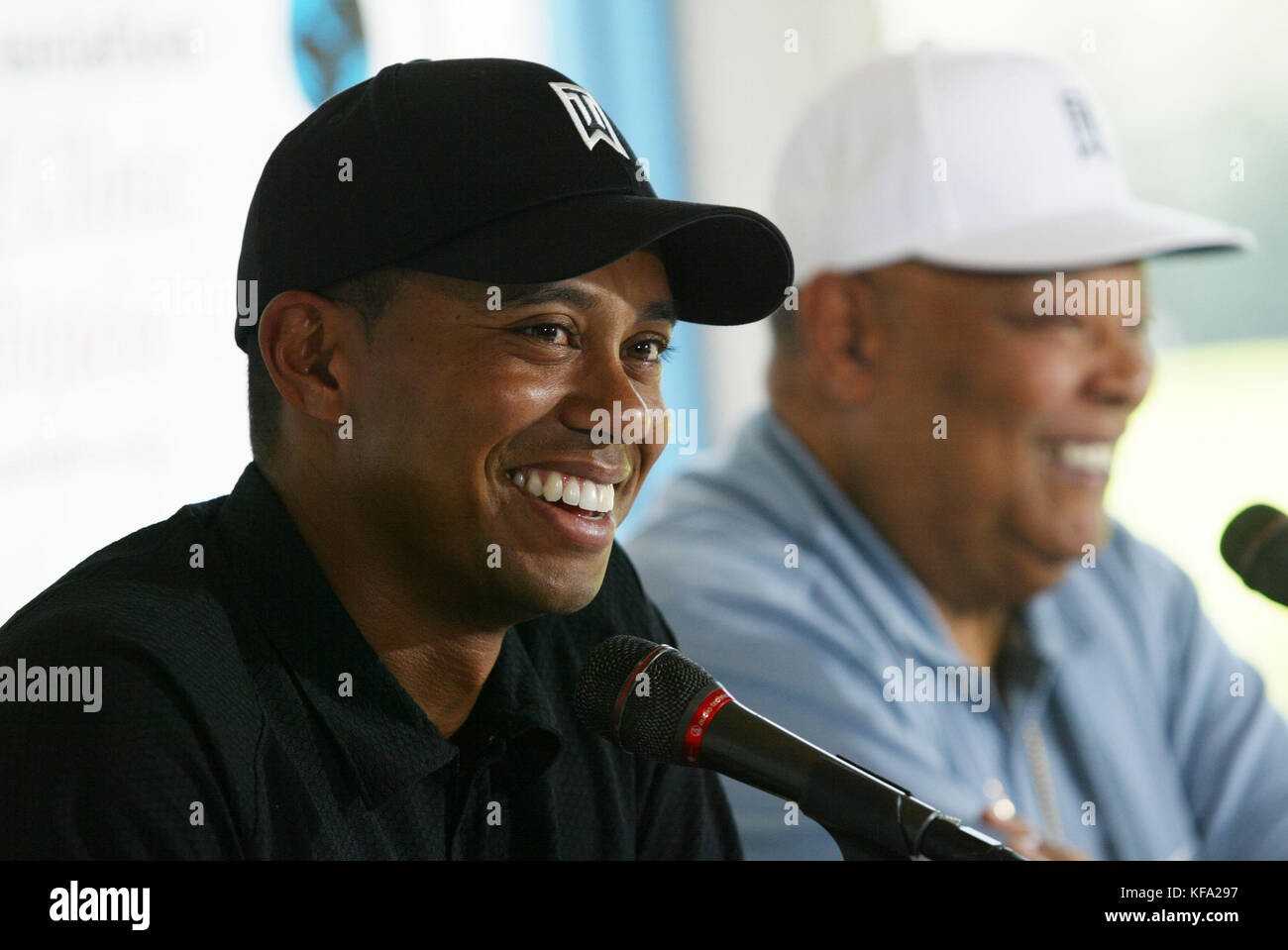 Tiger Woods mit seinem Vater, Earl Woods, in seinem vorgeschlagenen Tiger Woods Learning Center in Anaheim, Kalifornien am 28. August 2004. Foto: Francis Specker Stockfoto