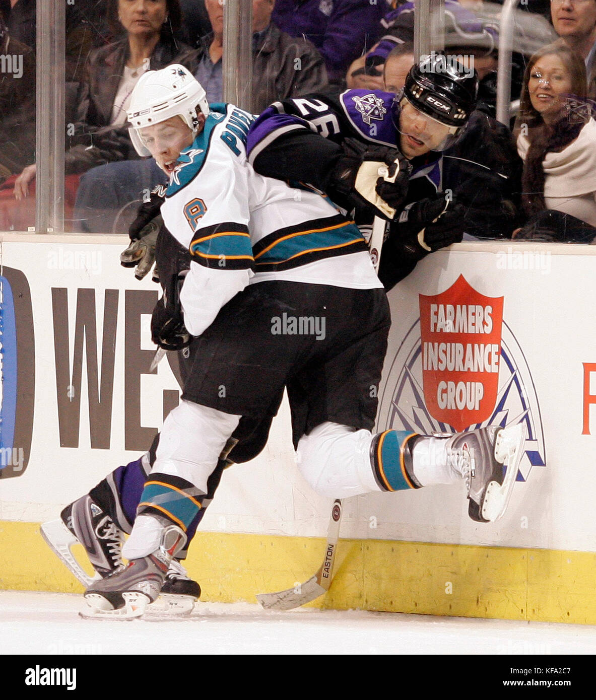 Joe Pavelski von San Jose Sharks, links, checkt Michal Handzus der Los Angeles Kings in die Bretter während der zweiten Periode eines NHL-Hockeyspiels in Los Angeles am Dienstag, den 18. März 2008. Foto von Francis Specker Stockfoto