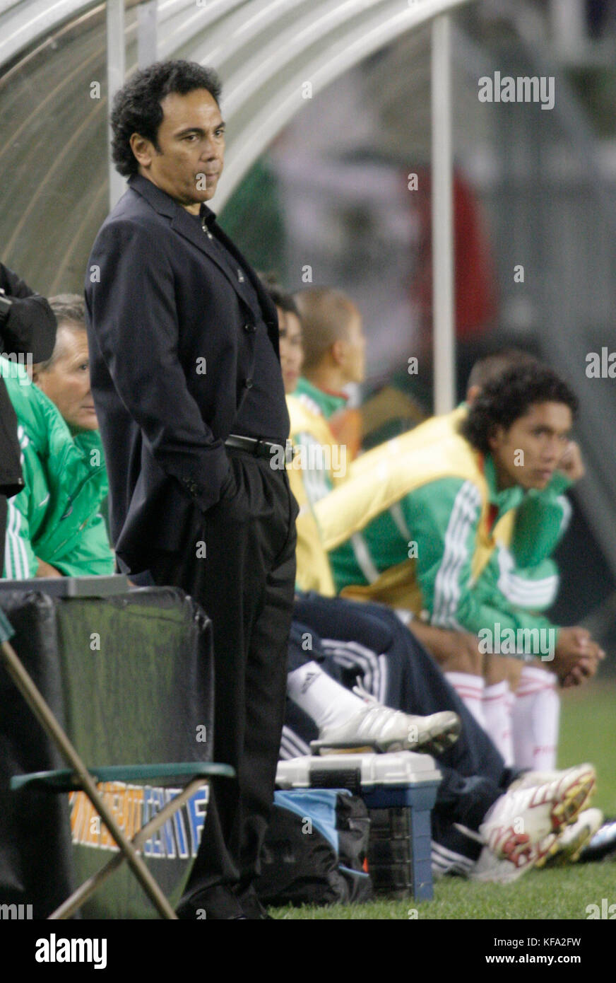 Mexikos Trainer Hugo Sanchez Links Sieht Von Der Seitenlinie Wahrend Eines Spiels Gegen Haiti Und Seine Mannschaft Nicht In Die Nachste Runde Vorrucken Trotz Schlagen Haiti 5 1 Bei Olympischen Des Concacaf Manner