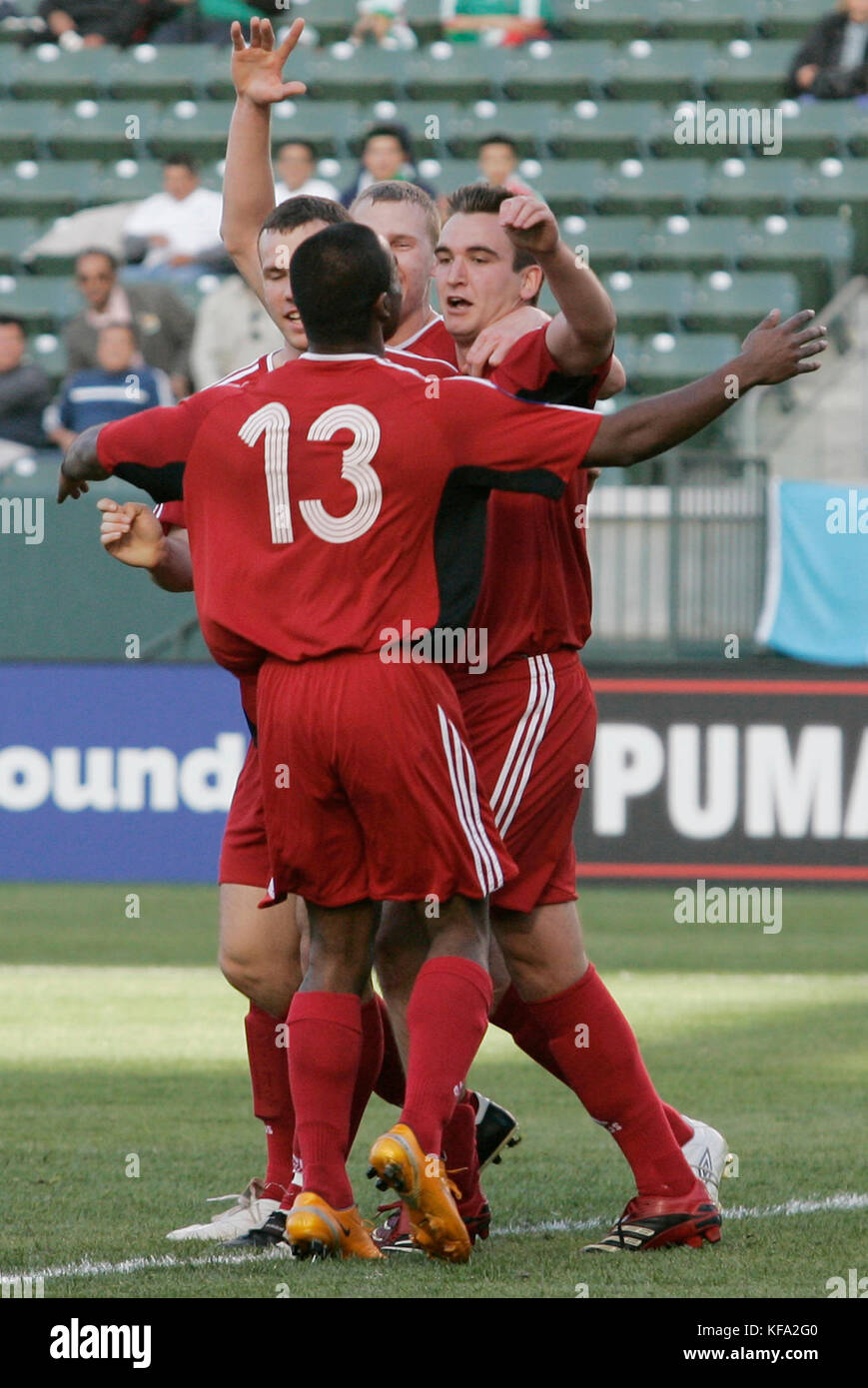 Kanadier Tyler Rosenlund feiert mit Kyle Hall (13) und seinen Teamkollegen, nachdem er in der ersten Halbzeit beim CONCACACAF Men's Olympic Qualifying Fussballturnier in Carson, Kalifornien, am Freitag, den 14. März 2008 ein Tor gegen Haiti erzielt hat. Foto von Francis Specker Stockfoto