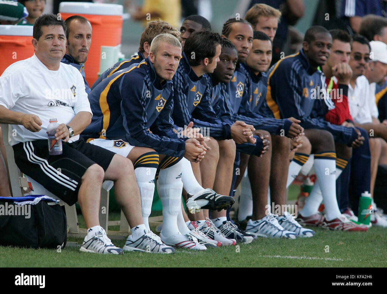 David Beckham von Los Angeles Galaxy beobachtet am Samstag, den 21. Juli 2007, während eines Spiels gegen Chelsea im Home Depot Center in Carson, CA, von der Bank aus. Foto: Francis Specker Stockfoto