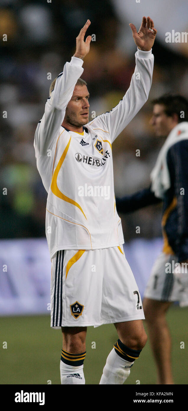 David Beckham von Los Angeles Galaxy klatscht nach seinem Spiel gegen Chelsea im Home Depot Center in Carson, CA, am Samstag, den 21. Juli 2007, vor den Fans. Foto: Francis Specker Stockfoto