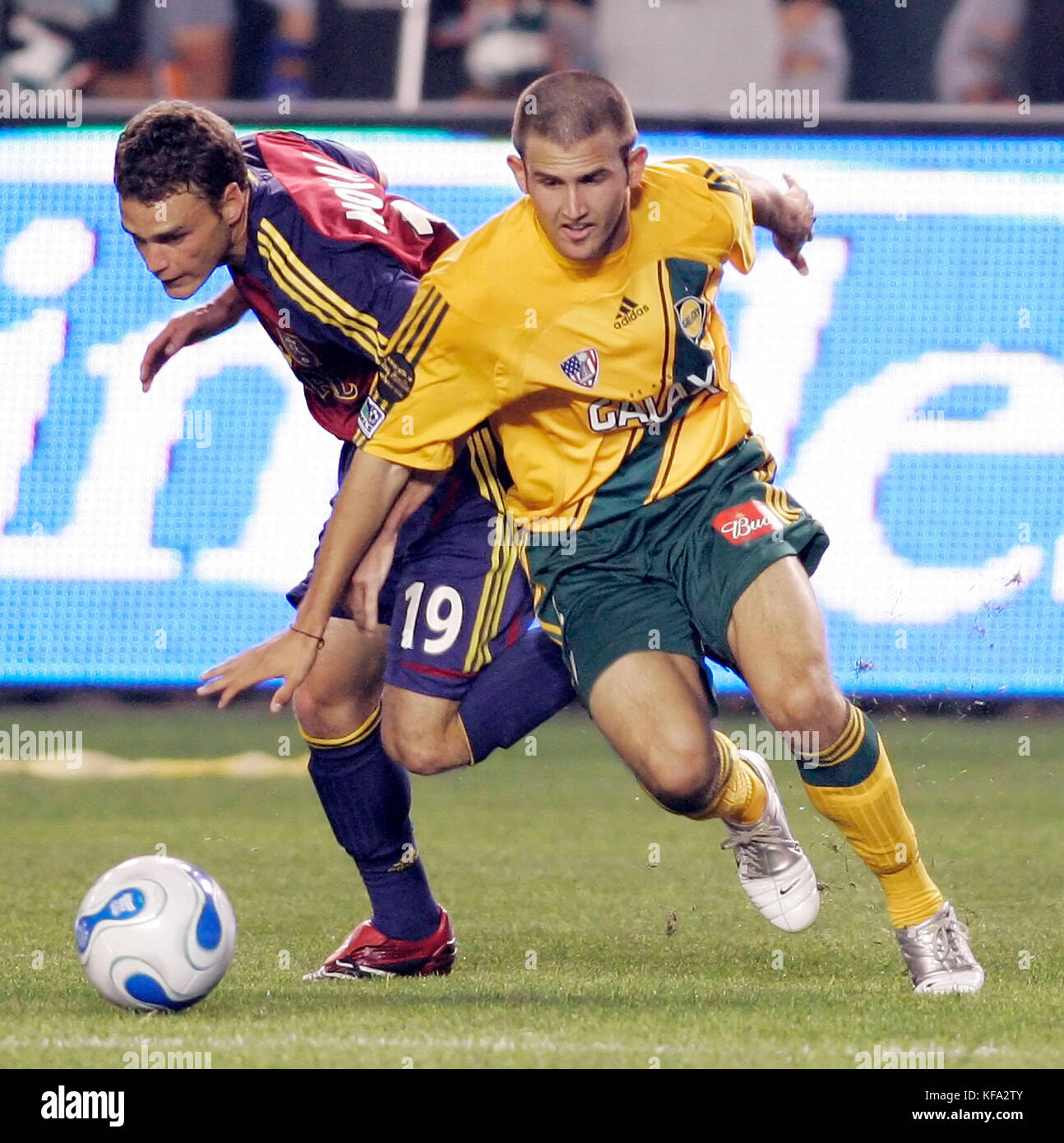 Josh Gardner, rechts von Los Angeles Galaxy, schiebt Kevin Novak von Real Salt Lake, während er in der zweiten Hälfte eines MLS-Fußballspiels am Samstag, den 13. Mai 2006 in Carson, Kalifornien, um den Ball rennt. Real Salt Lake gewann mit 3:0. Foto von Francis Specker Stockfoto