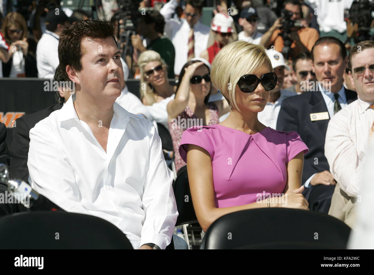 Victoria Beckham, Ehefrau von David Beckham, mit Simon Fuller, links, bei der offiziellen Präsentation von David Beckham von den Los Angeles Galaxy im Home Depot Center in Carson, CA am 13. Juli 2007. Photo Credit: Francis Specker Stockfoto