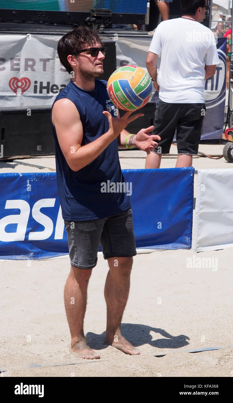 Der Schauspieler Josh Hutcherson spielt am 23. August 2015 bei der ASICS World Series of Beach Volleyball in Long Beach Kalifornien. Foto Francis Specker Stockfotografie Alamy