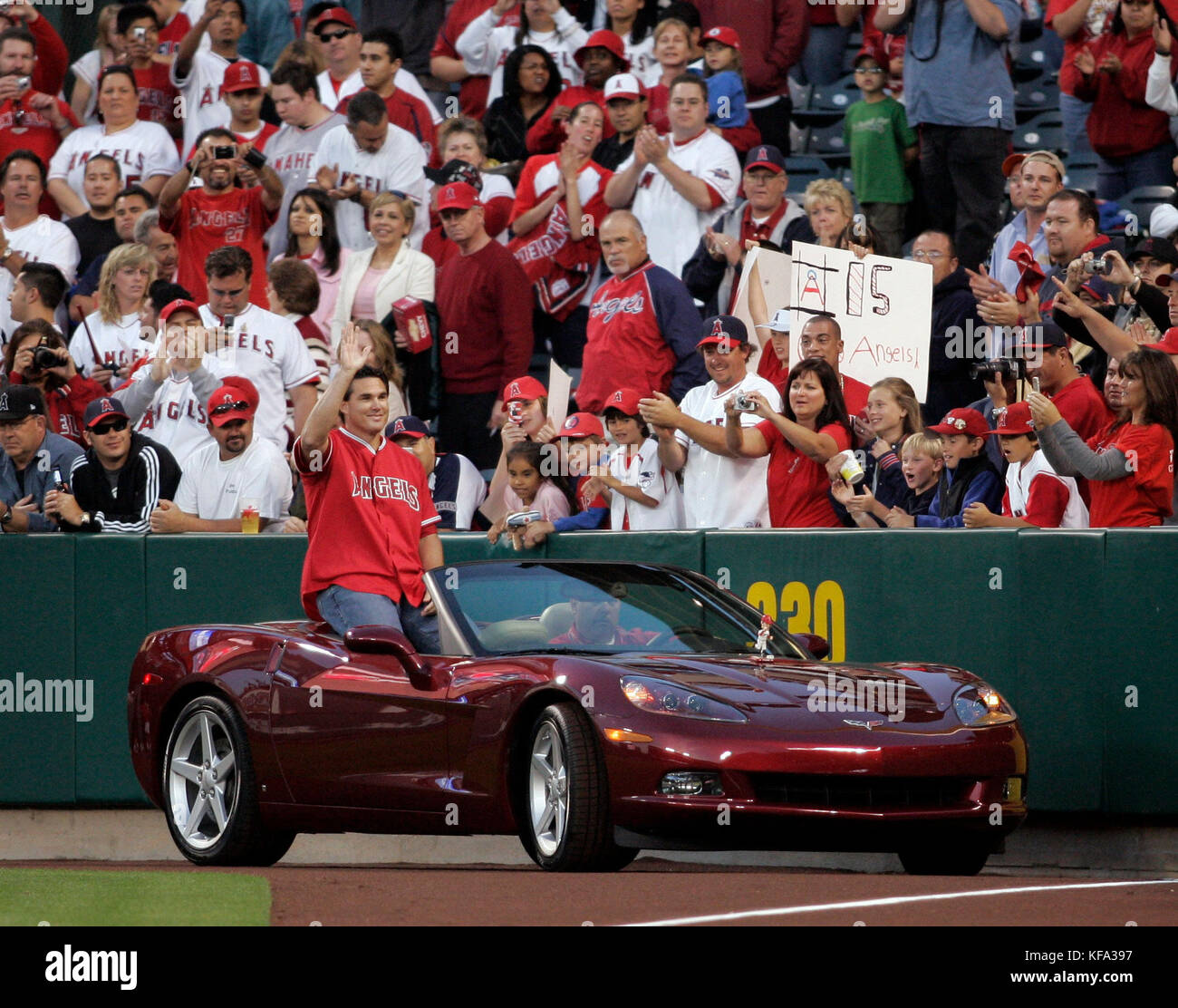 Der pensionierte Spieler der Los Angeles Angels Tim Salmon winkt der Menge bei einer Zeremonie vor dem Spiel zu Ehren seines Mannes in Anaheim, Kalifornien, am Dienstag, den 3. April 2007. Foto: Francis Specker Stockfoto