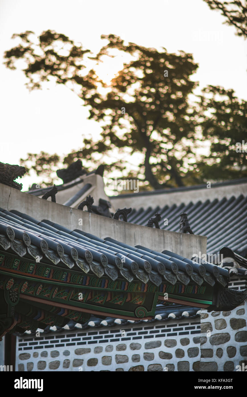 Ecke des Daches eines traditionellen koreanischen Gebäudes Stockfoto