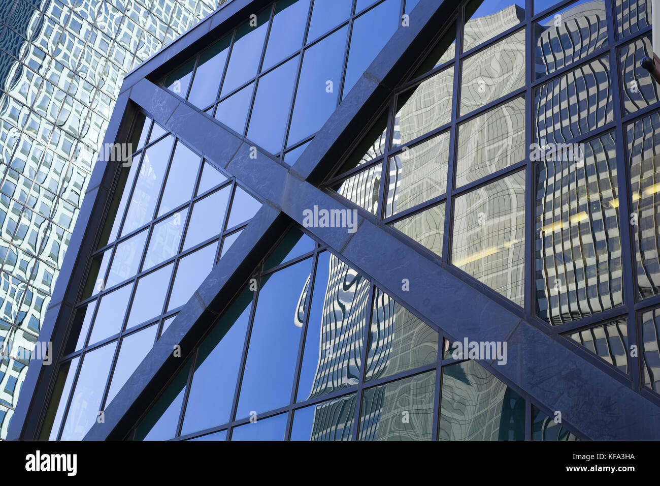 Abstrakte Ansicht von Chicago Wolkenkratzern mit Reflexionen und Gitter Stockfoto