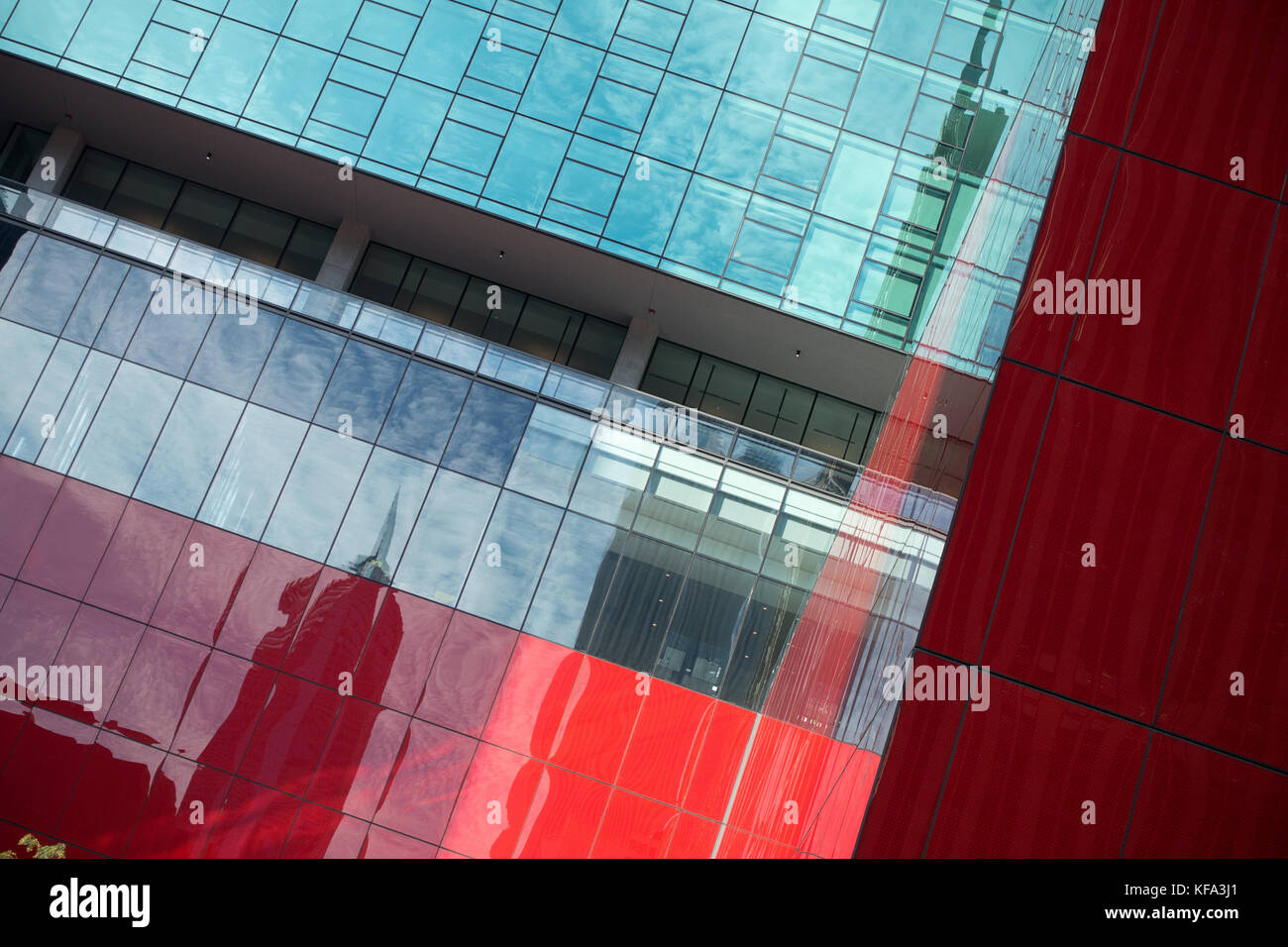 Nahaufnahme der Chicago Wolkenkratzer mit Reflexionen von Gebäuden und Wolken auf rotem und blauem Glas abstrakte Bild. Stockfoto