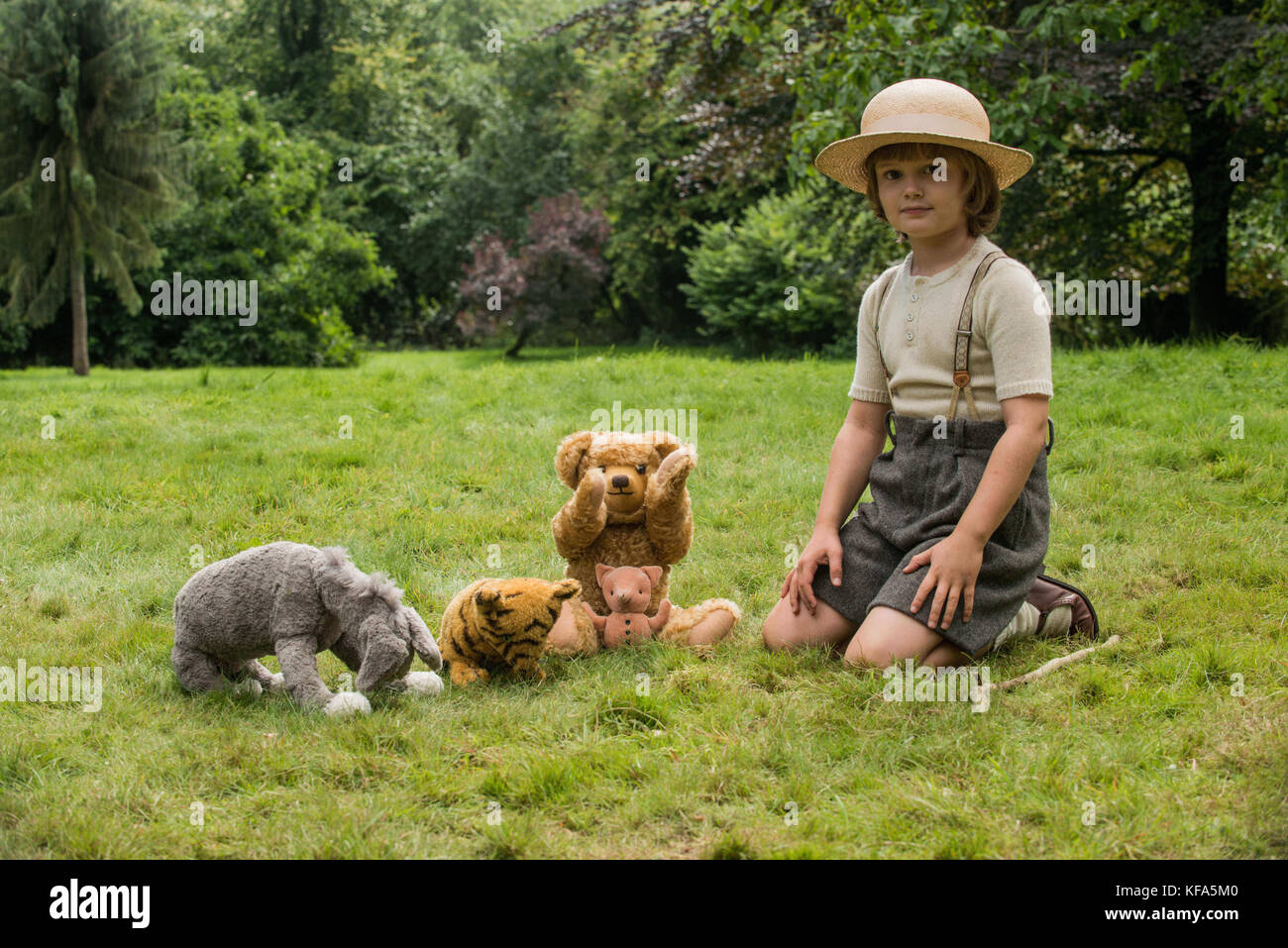 Erscheinungsdatum: September 29, 2017 TITEL: Auf Wiedersehen Christopher Robin Studio: Twentieth Century Fox Regie: Simon Curtis PLOT: ein Blick hinter die Kulissen der Leben von Thema blicken A.A. Milne und die Erstellung der Winnie the Pooh Geschichten inspiriert von seinem Sohn C.R. Milne. STARRING: TILSTON als Christopher Robin ab 8. (Bild: © Twentieth Century Fox/Entertainment Bilder/ZUMAPRESS.com) Stockfoto