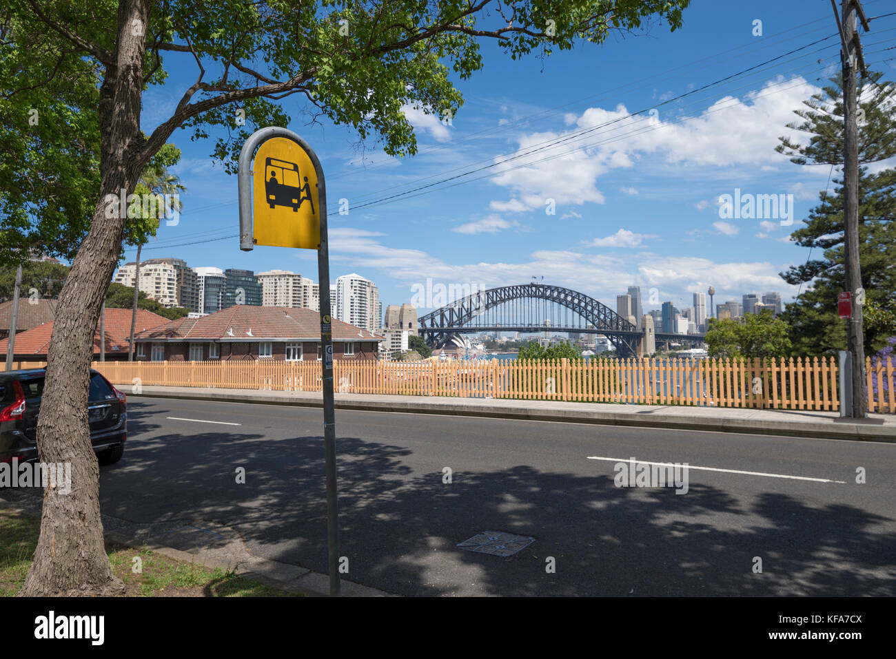 Bushaltestelle in North Sydney mit Blick auf die Sydney Harbour Bridge Stockfoto