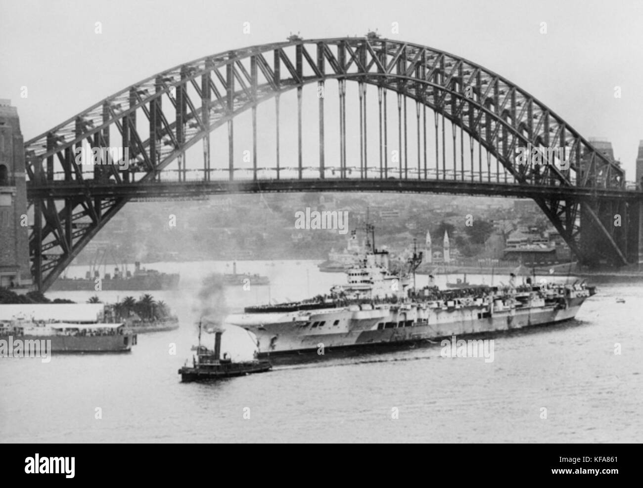 Ein Schwarzweißbild des britischen Schlachtschiffs HMS Inplacable, das am 8. Mai 1945 in Sydney ankam, markiert ein bedeutendes Marineereignis am Ende des Zweiten Weltkriegs. Stockfoto