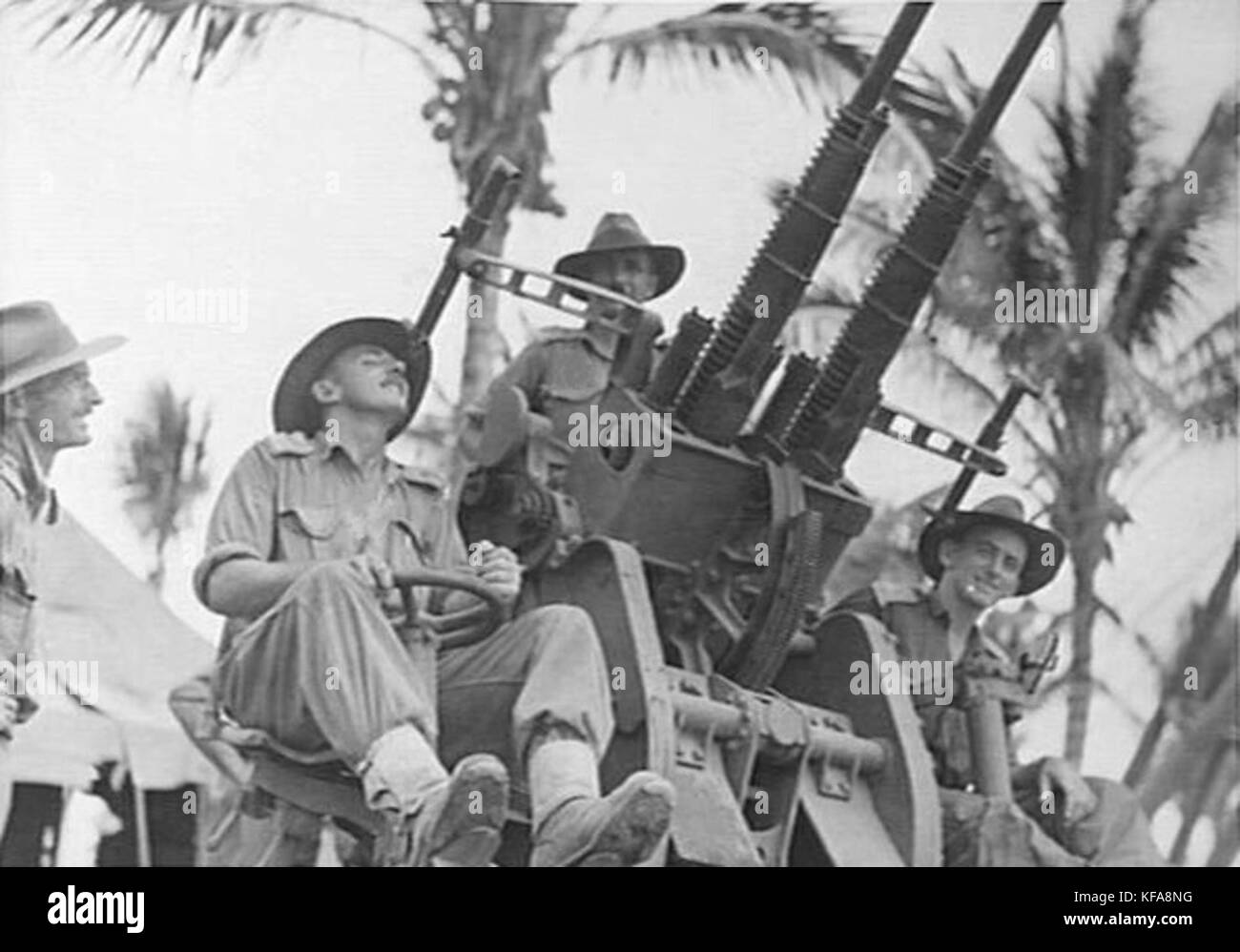 Ein japanisches 25-mm-Flugabwehrgewehr vom Typ 96, das während des Zweiten Weltkriegs verwendet wurde. Das Bild zeigt das Design und die Struktur dieser Militärwaffe, die Teil der japanischen Luftabwehrsysteme war. Stockfoto