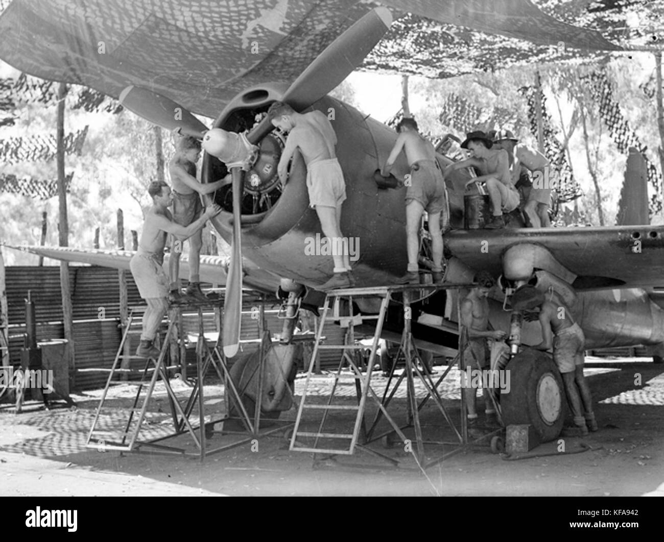 Nr. 12 Squadron Rache Sturzbomber im April 1943 gewartet Stockfoto