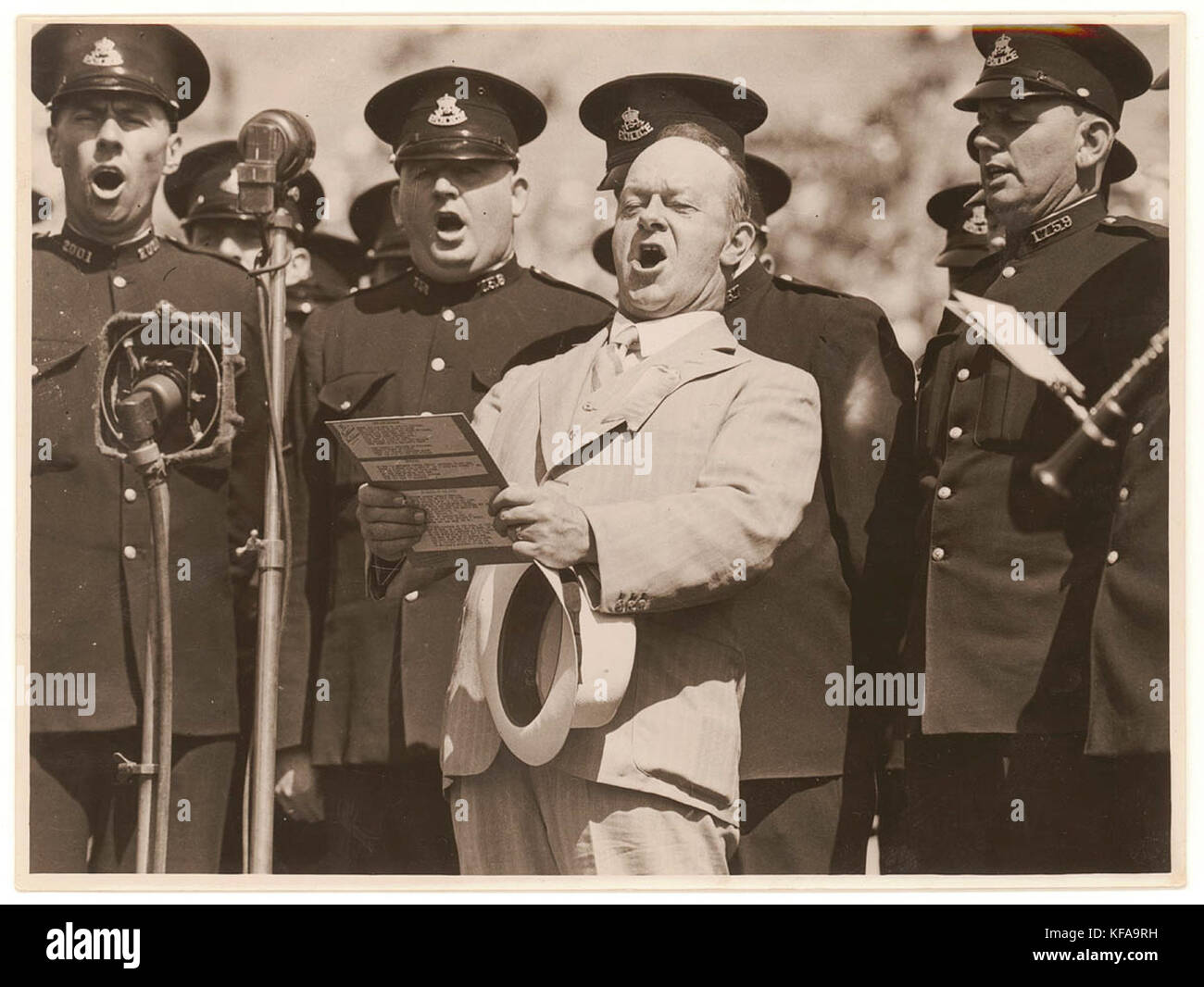 Peter Dawson singen mit New South Wales Polizei, Sam 30er Haube Stockfoto