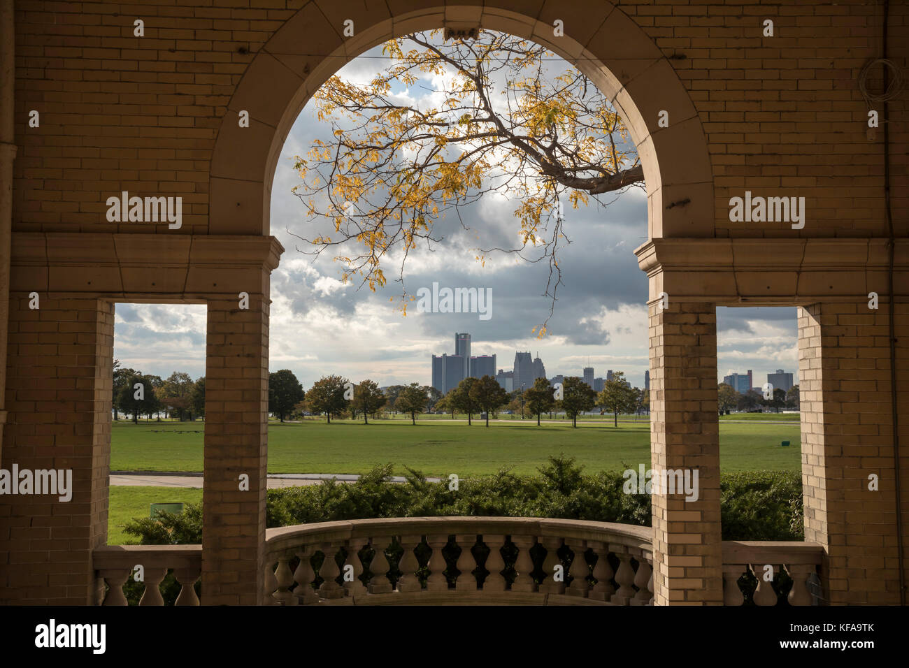 Detroit, Michigan - Hauptquartier von General Motors im Renaissance Center, eingerahmt von einem Bogen im Belle Isle Casino. Stockfoto